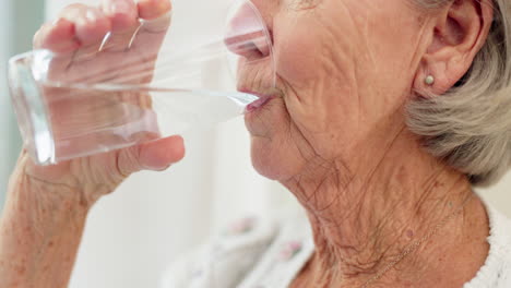 Sed,-Primer-Plano-Y-Mujer-Mayor-Bebiendo-Agua