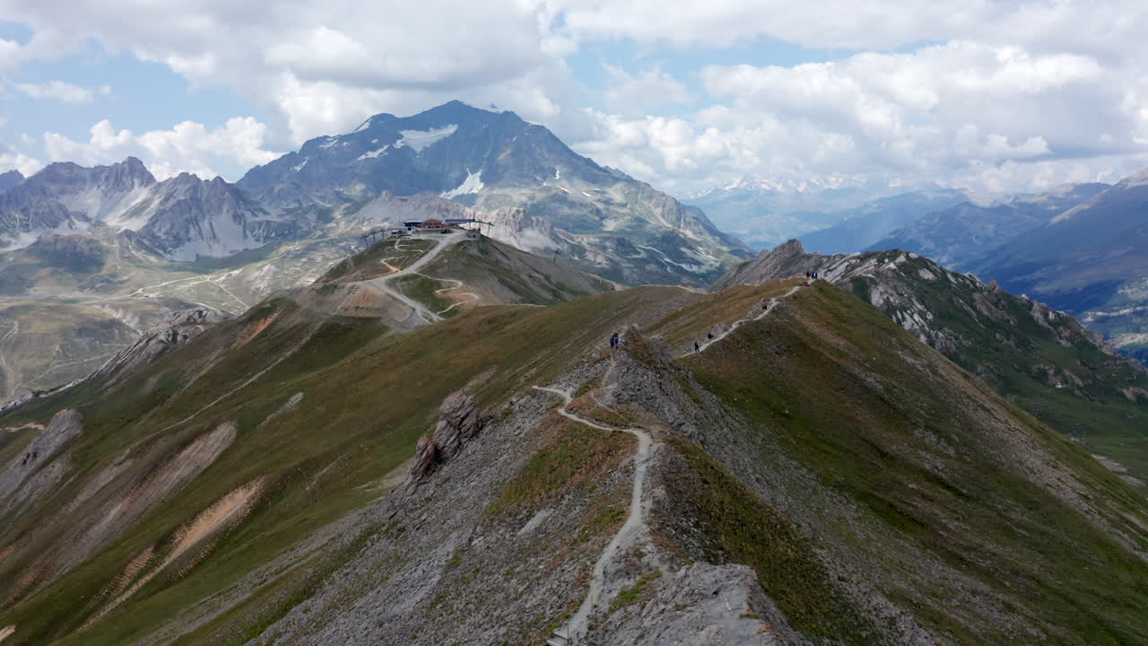 vista de la montaña con drones alrededor de tignes, volando alrededor de una cresta