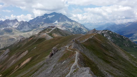 Drohnenblick-Auf-Die-Berge-Rund-Um-Tignes,-Der-Um-Einen-Bergrücken-Fliegt