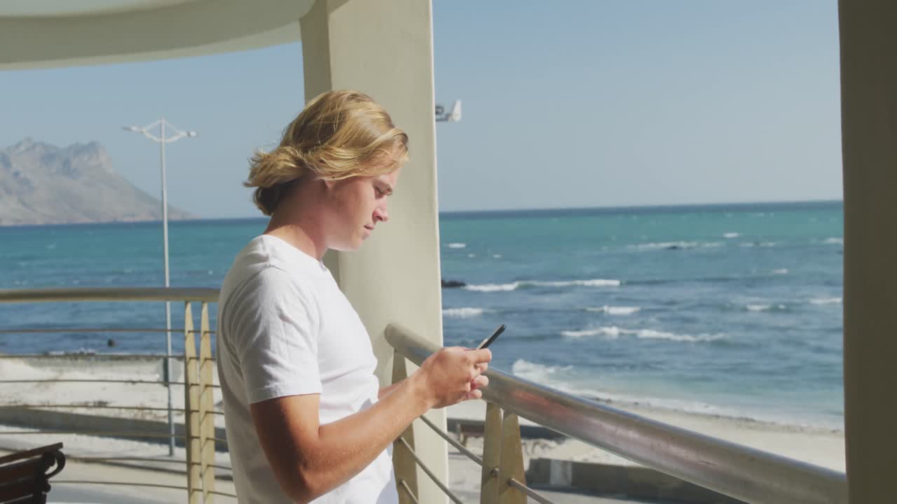 코로나바이러스 코로나19 대유행 기간 동안 집에서 스스로 격리하는 백인 남성