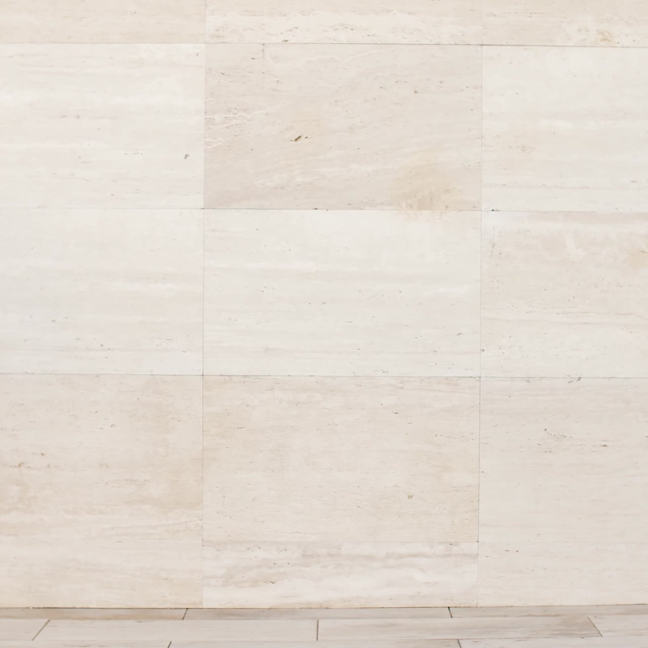 보도를 따라 걷는 여자