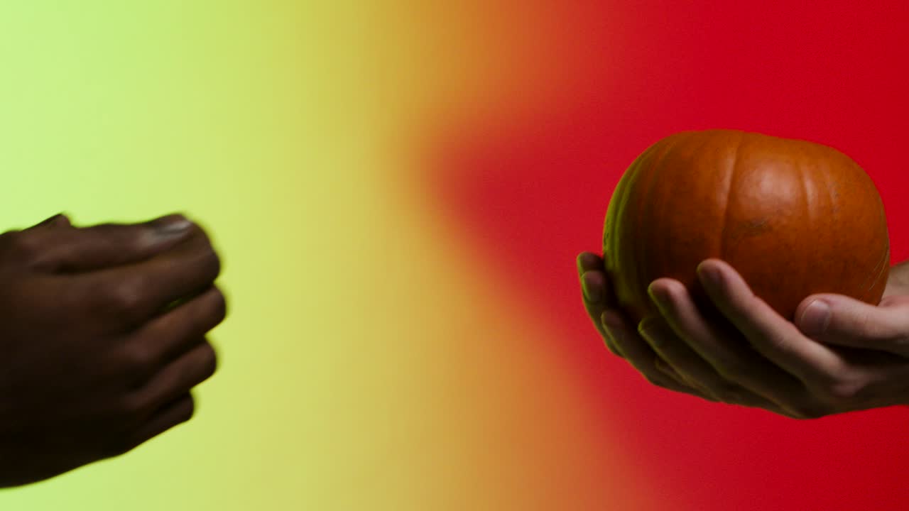 las manos dando una calabaza