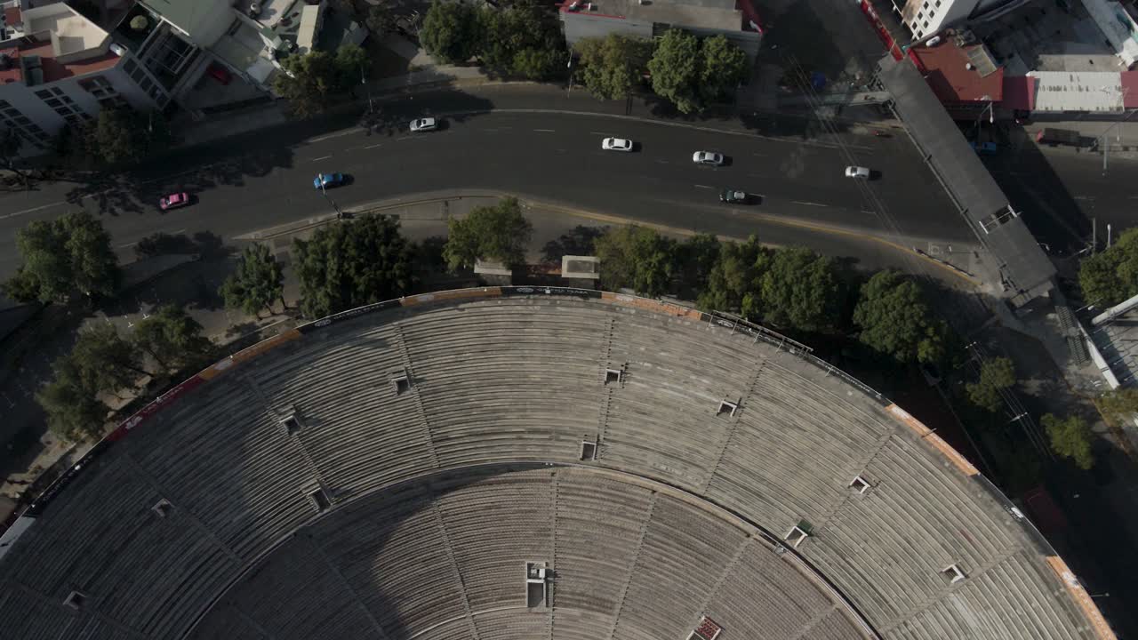vista aérea de arriba hacia abajo de la plaza de toros vacía durante la pandemia en la ciudad de méxico