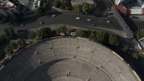 Vista-Aérea-De-Arriba-Hacia-Abajo-De-La-Plaza-De-Toros-Vacía-Durante-La-Pandemia-En-La-Ciudad-De-México