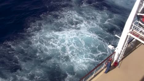 vista aérea de la estela de un crucero desde la perspectiva de un turista