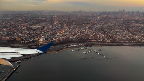 Skyline-Von-New-York-City-Gegen-Morgenhimmel-Aus-Dem-Flugzeugfenster