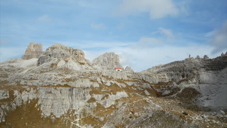 Plano-Descendente-De-La-Parte-Posterior-Del-Carro-Lento-Con-Vista-De-Tre-Cime-Di-Lavaredo