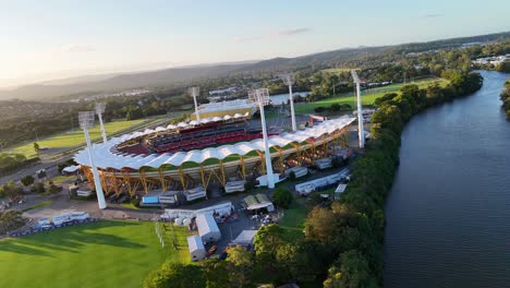 estadio junto al río en un paisaje pintoresco