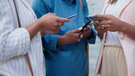 manos, mujeres fuera de la oficina con el teléfono