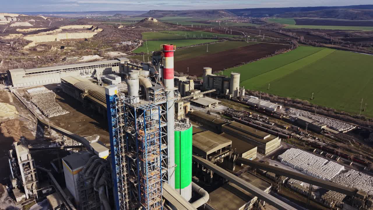 Stabilimento industriale e paesaggio visti dall'alto durante le ore diurne