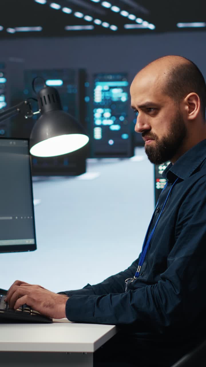 IT-ekspert som skriver kode på datamaskin i serverrom