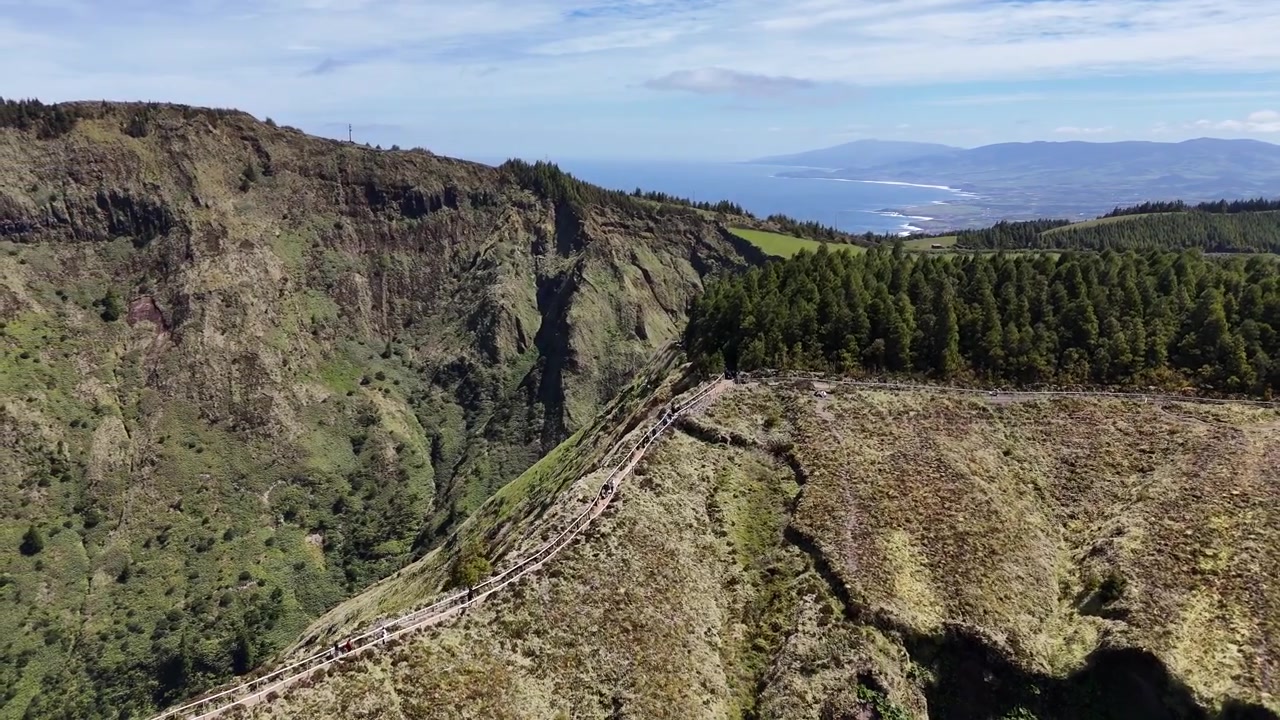 Vista aerea con drone dei laghi gemelli Lagoa das Sete Cidades sull'isola di São Miguel, Azzorre. Rigogliosi crateri vulcanici verdi, creste ripide e un drammatico paesaggio dell'arcipelago atlantico in Portogallo.