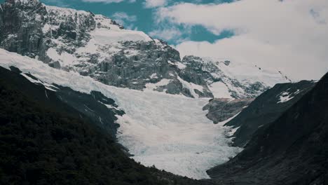 valle con glaciares y montañas en la patagonia - disparo de avión no tripulado