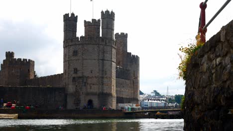 Historisches-Caernarfon-Castle-Walisisch-Mittelalterlicher-Hafen-Am-Wasser-Stadt-Wahrzeichen-Dolly-Langsam-Rechts