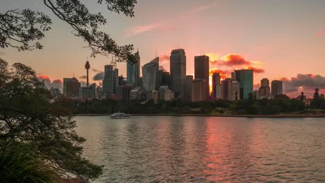 Timelapse-Al-Atardecer-Del-Horizonte-De-Sydney-Tomado-Desde-La-Silla-De-La-Señora-Macquarie-En-El-Puerto-De-Sydney