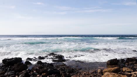 Hermosas-Olas-Pequeñas-Durante-Un-Día-Soleado-En-La-Playa-De-Las-Americas,-Tenerife