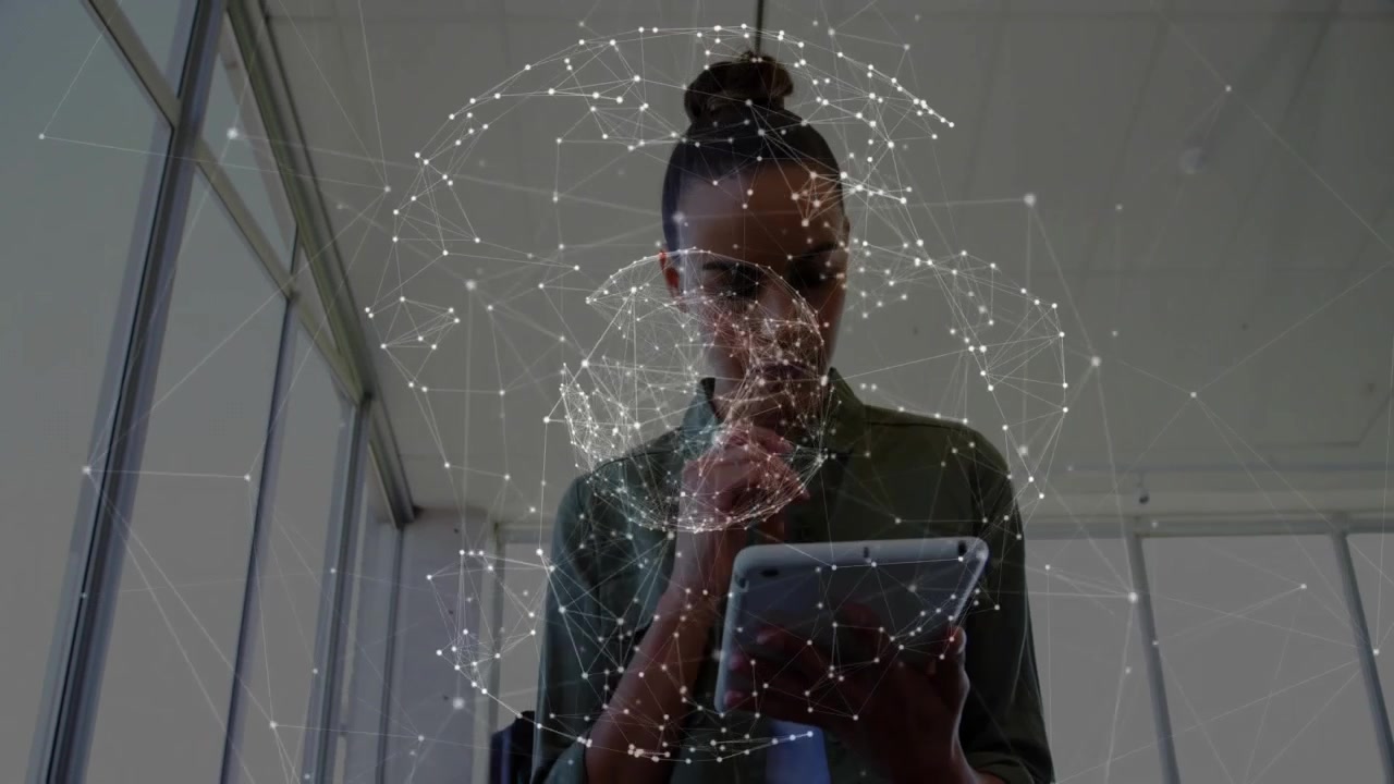 Donna professionista che tocca lo schermo del tablet, con una sfera di rete pulsante che mostra dati tecnologici intorno al busto
