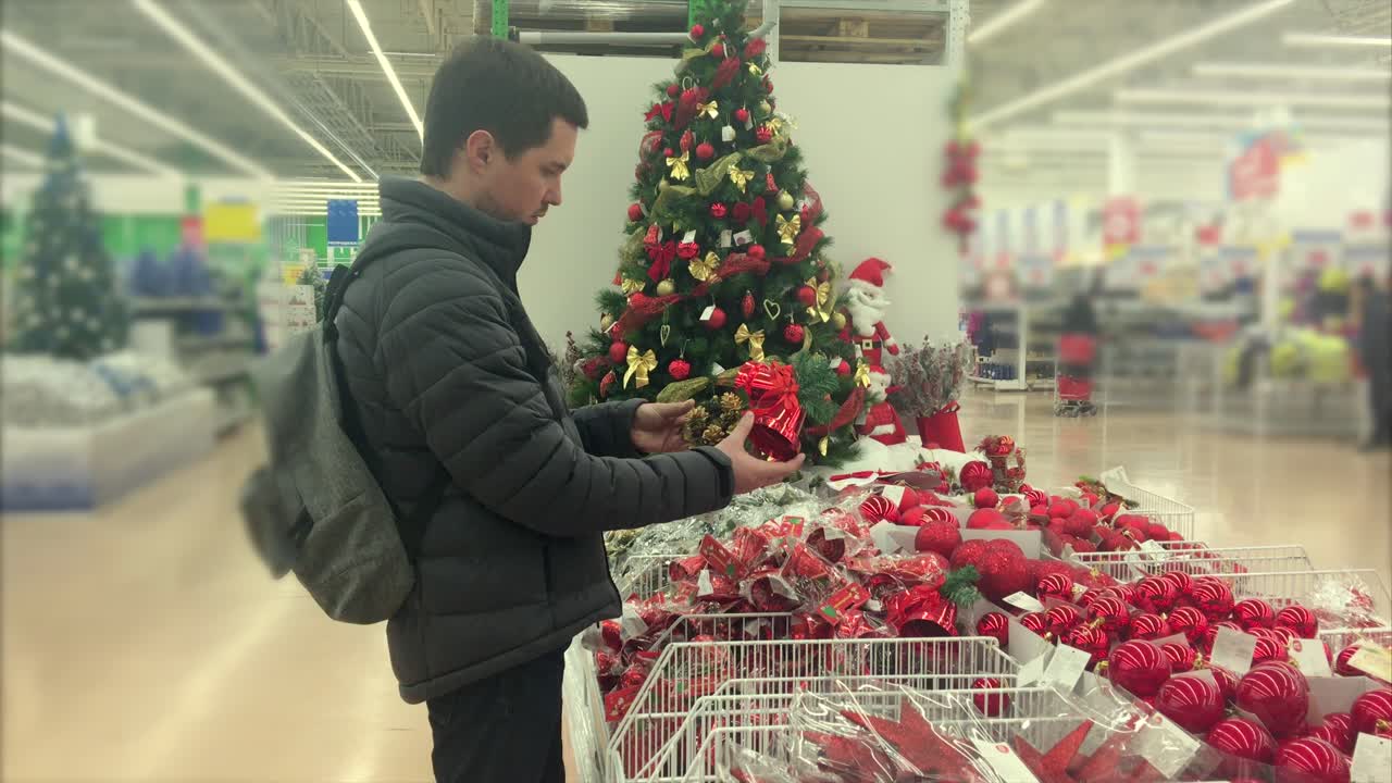 hombre comprando decoraciones de navidad en una tienda