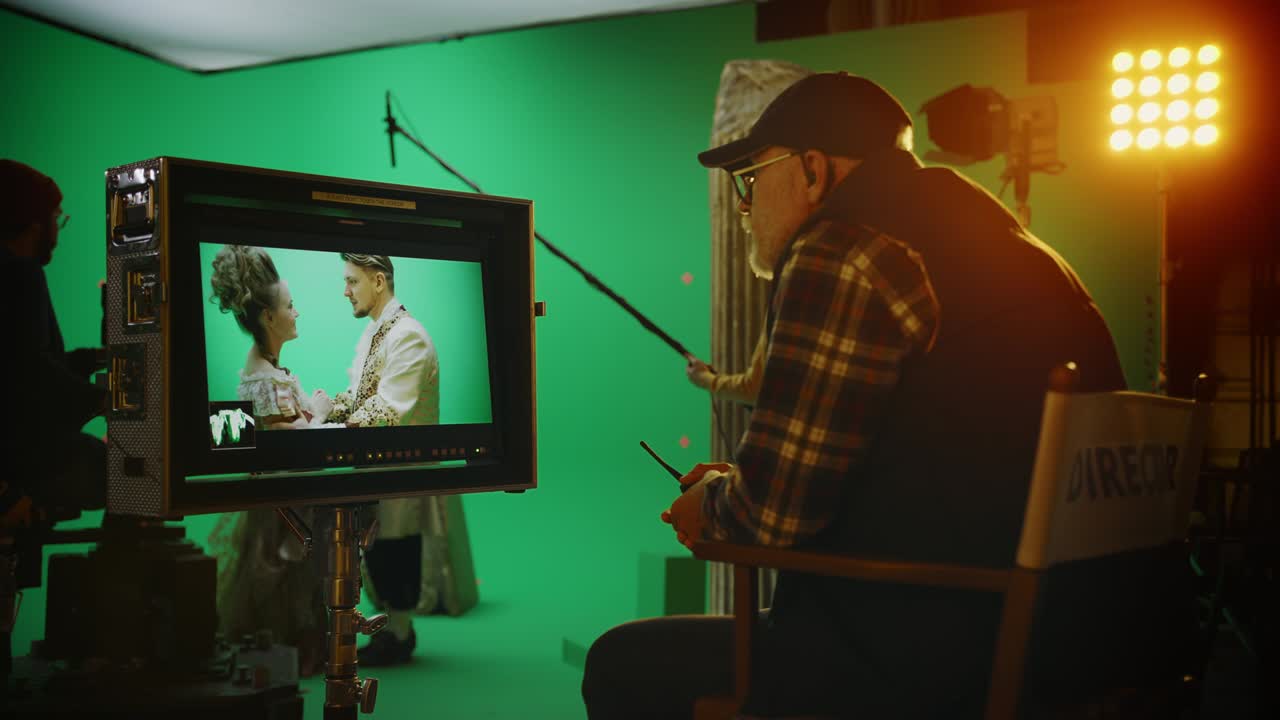 감독은 디스플레이 컨트롤을 보며 시대 드라마 영화 촬영을 합니다. 르네상스 의상을 입은 배우들과 함께 그린 스크린 cgi 장면. 큰 영화 스튜디오 전문 승무원이 높은 예산 영화를 촬영합니다.