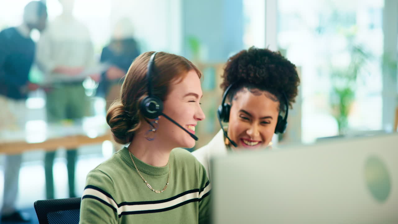 mujer sonriente con auriculares trabajando en un centro de llamadas