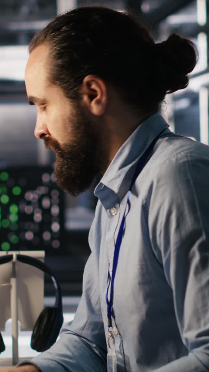 Vertikal video: Ingeniør i datacenter frustreret over kritisk fejlmeddelelse på skærmen