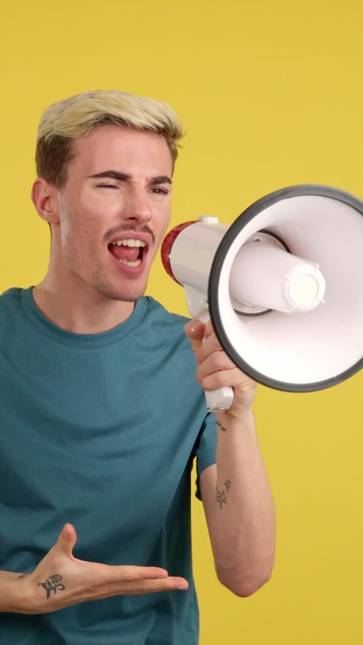 hombre con megáfono