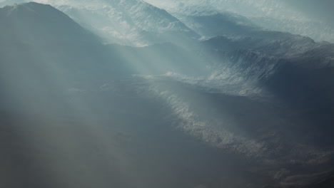 Cadenas-Alpinas-Envueltas-En-La-Niebla-De-La-Mañana