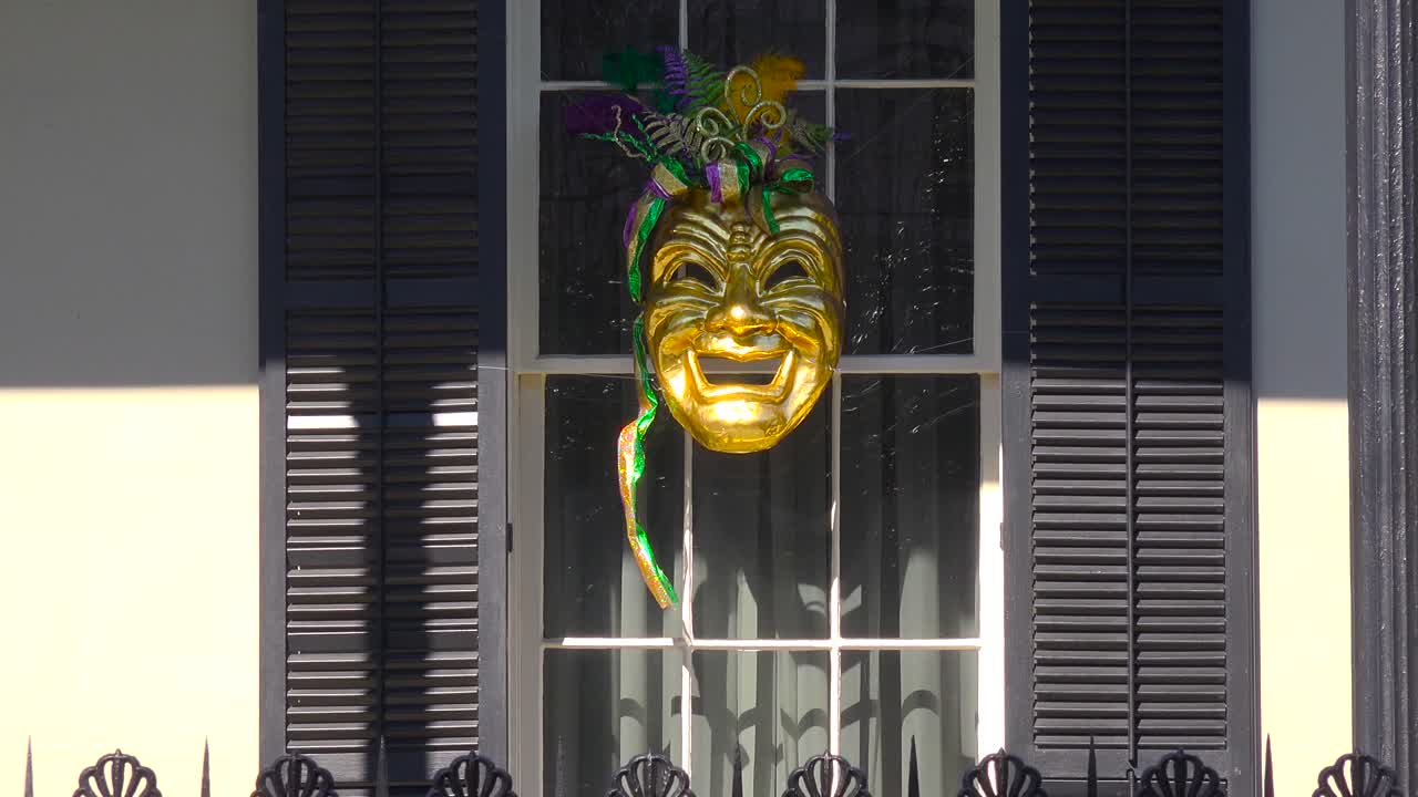 마디 그라 마스크가 뉴올리언스의 창에 표시됩니다.