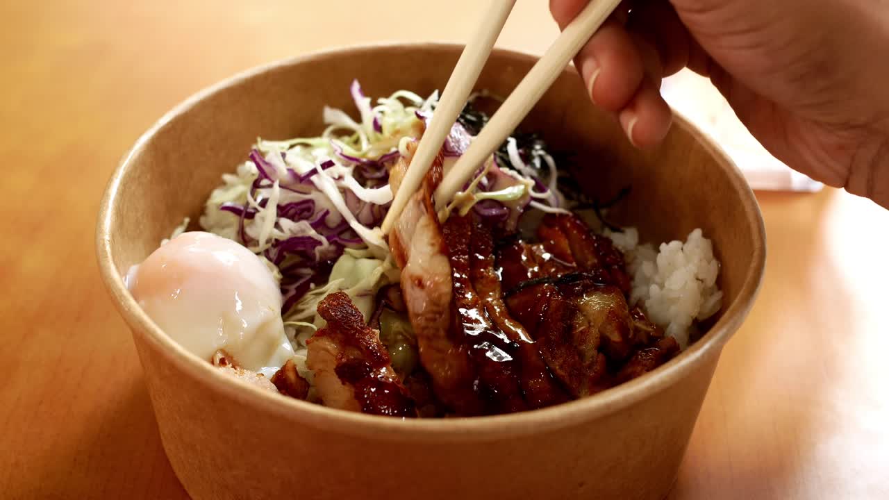 carne de pollo y arroz en un plato,