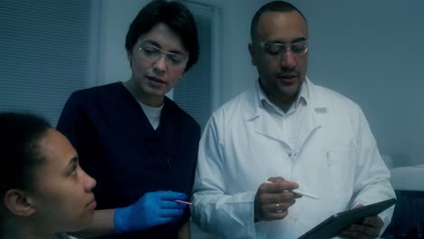 equipo médico discutiendo la investigación en un laboratorio