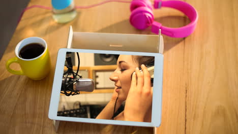 animación de una tableta digital que muestra a una mujer con auriculares en la pantalla