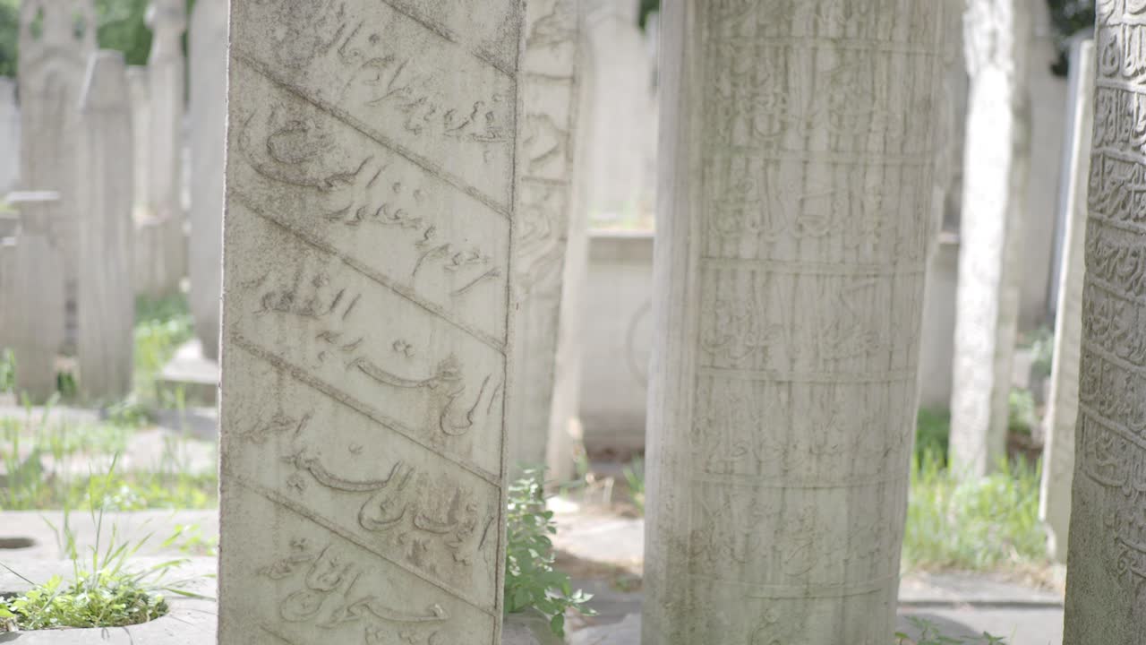 묘지 에 있는 무덤