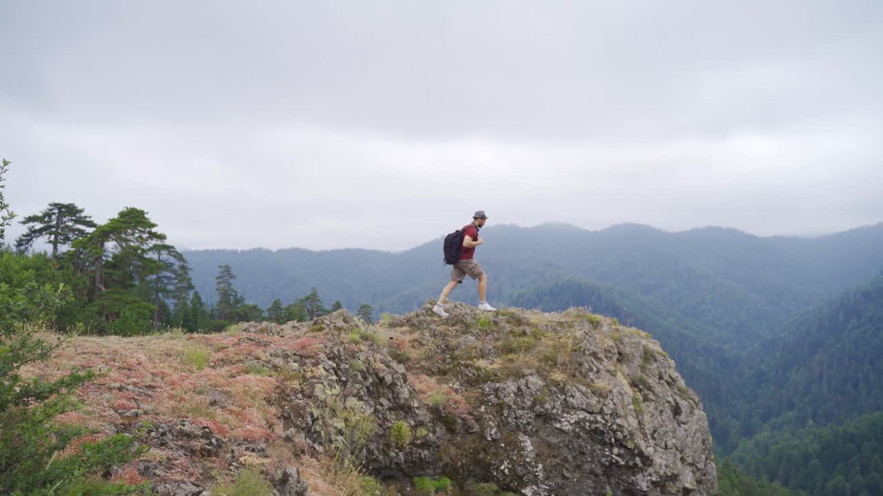hombre libre caminando por las altas colinas.