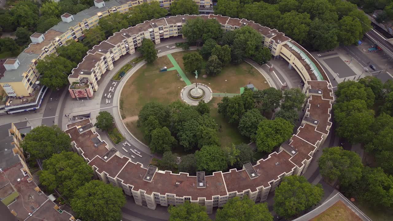 захватывающий вид с высоты с воздуха здание гетто mehringplatz place город берлин штеглиц, германия летний день 2023