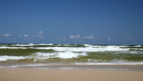 Welle-An-Einem-Sandstrand.-Ostsee,-Polen