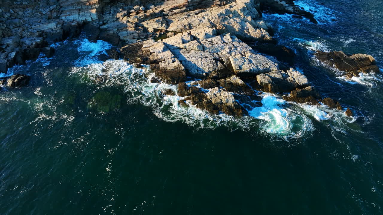 costa rocosa de nueva inglaterra en la tarde suave sol de invierno 30fps 4k