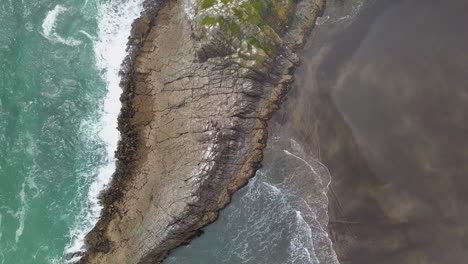 vista aérea de la isla panatahi en la playa de karekare en nueva zelanda