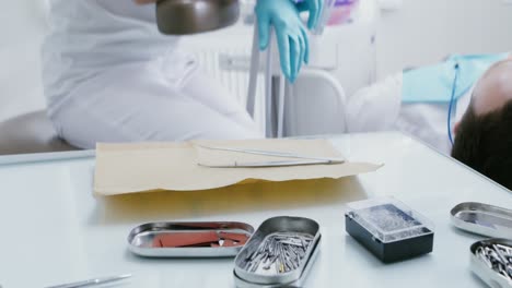 dentista que realiza un procedimiento dental