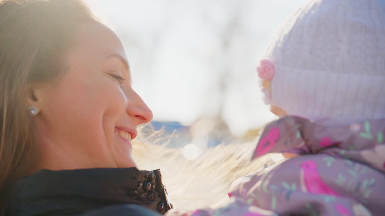 Espressioni gioiose: un momento toccante tra una madre e il suo bambino che condividono amore e risate in una splendida ambientazione all'aperto, catturato in una luce soffusa
