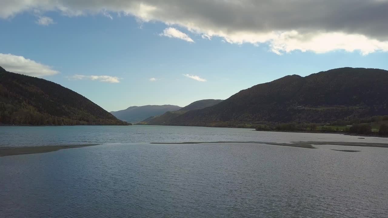 노르웨이 피요르드 전방 드론이 계곡으로 총격