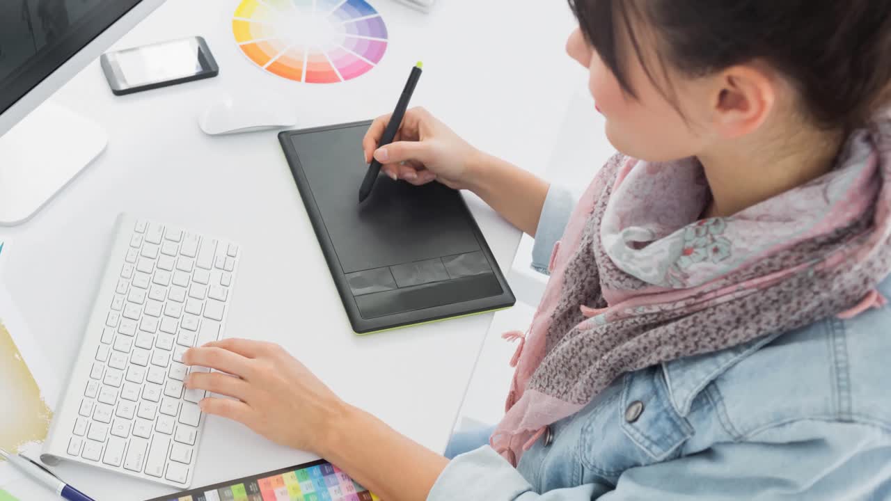 animación de una diseñadora de moda que trabaja en un estudio de moda