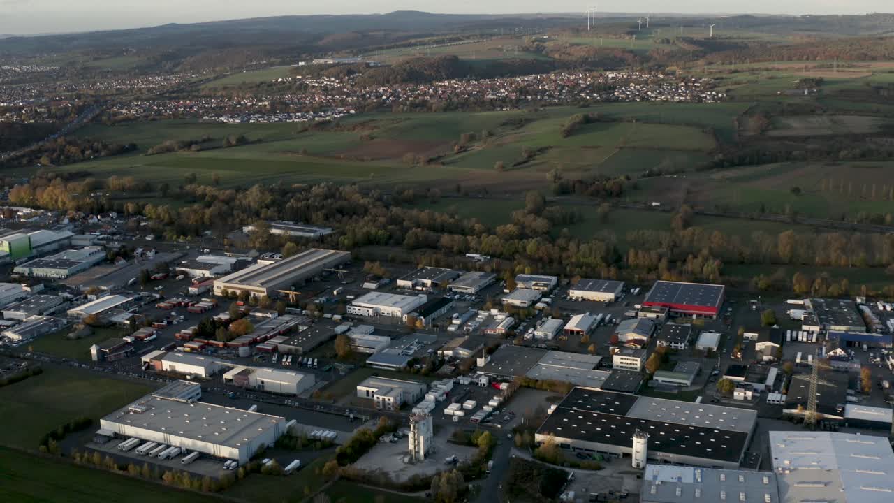 toma aérea de drones del centro de la ciudad alemana de kassel en alemania, hessen, europa