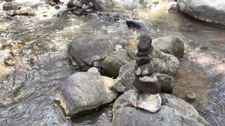 La bellezza dell'arte di impilare pietre lungo il fiume