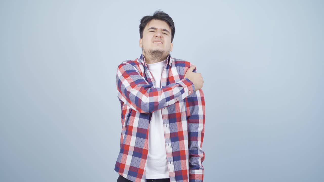 어깨 통증이 있는 남자.