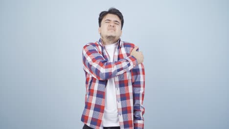 hombre con dolor de hombro.