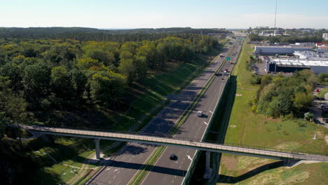 Schieben-Sie-Die-Drohnenansicht-Der-Fußgängerüberführung-über-Die-Autobahn-Nach-Vorne