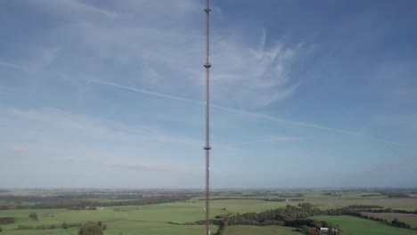 Fernseh--Und-Radiomast,-Telekommunikationsturm,-GSM-Mobilfunkantenne---Boom-Up-Aufnahme