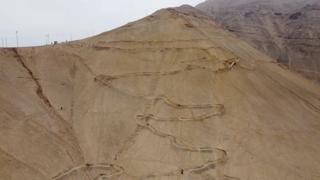 Video-De-Drones-De-Ciclistas-De-Montaña-Bajando-Senderos