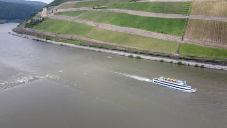 Sightseeing-excursion-boat-cruising-river-Rhine-past-Ehrenfels-Castle,-Germany