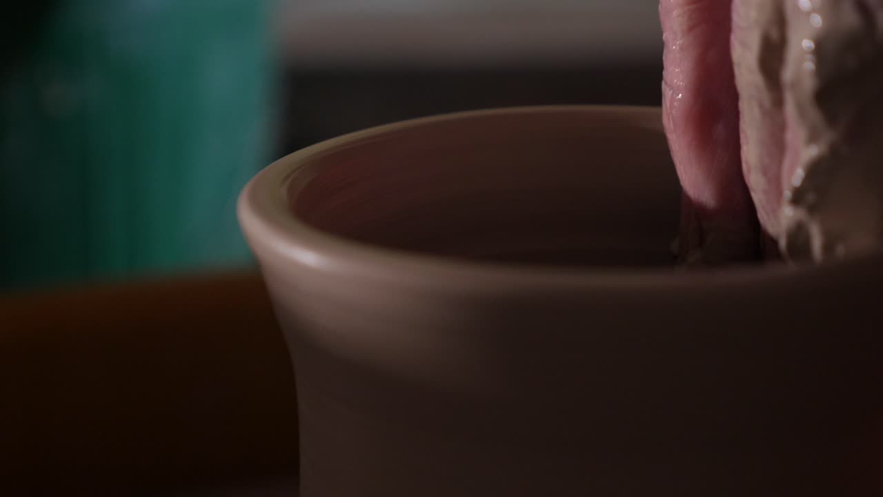 artista artesanal de cerámica hecha de arcilla en una rueda